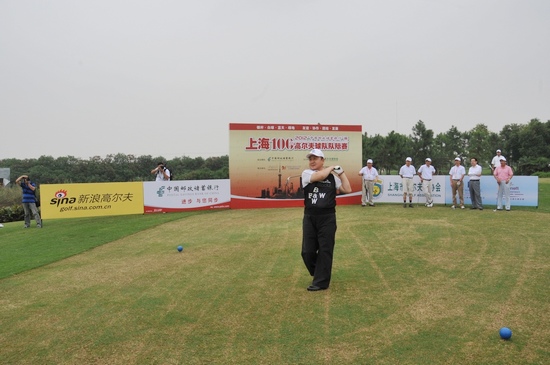 上海市高尔夫球协会副主席王立兴先生为比赛开球